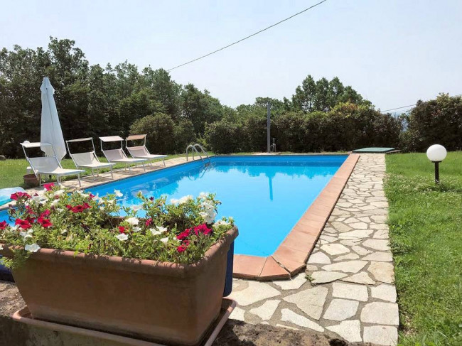 Rustico in stile Toscano con giardino e piscina  in ottima posizione in vendita a Roccastrada