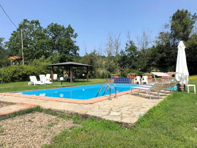Rustico in stile Toscano con giardino e piscina  in ottima posizione in vendita a Roccastrada