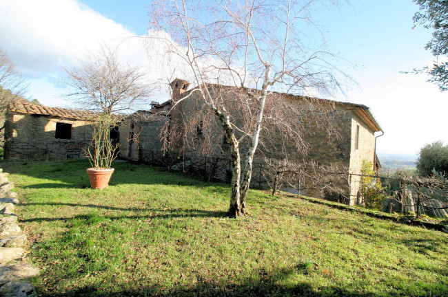 Rustico in stile Toscano con terreno e vista panoramica in vendita a Serravalle Pistoiese