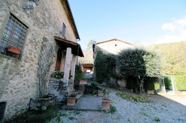 Rustico in stile Toscano con terreno e vista panoramica in vendita a Serravalle Pistoiese