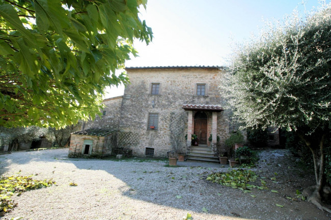 Rustico in stile Toscano con terreno e vista panoramica in vendita a Serravalle Pistoiese