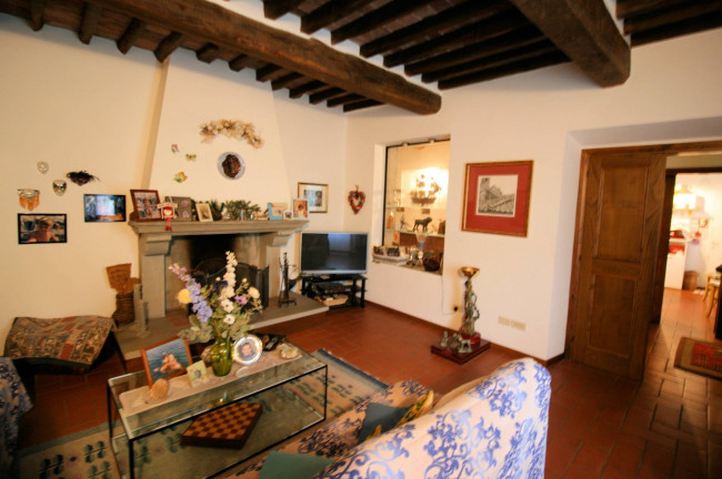 Rustico in stile Toscano con terreno e vista panoramica in vendita a Serravalle Pistoiese