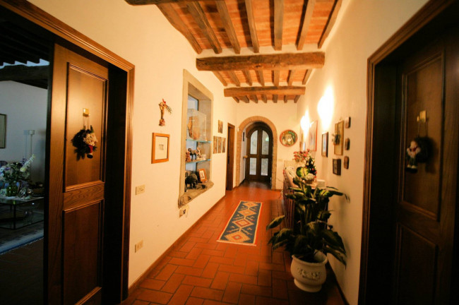 Rustico in stile Toscano con terreno e vista panoramica in vendita a Serravalle Pistoiese