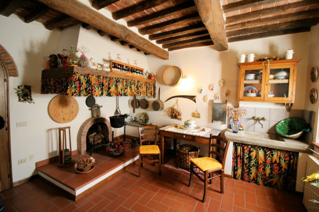 Rustico in stile Toscano con terreno e vista panoramica in vendita a Serravalle Pistoiese