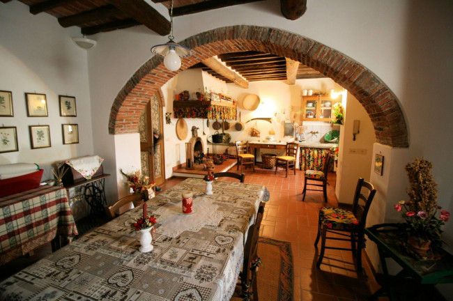 Rustico in stile Toscano con terreno e vista panoramica in vendita a Serravalle Pistoiese