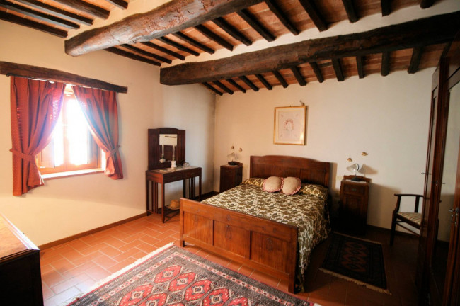 Rustico in stile Toscano con terreno e vista panoramica in vendita a Serravalle Pistoiese