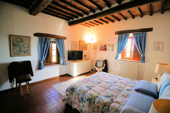 Rustico in stile Toscano con terreno e vista panoramica in vendita a Serravalle Pistoiese
