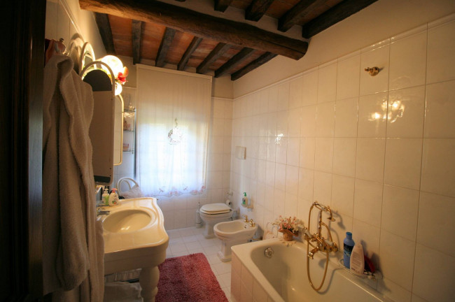Rustico in stile Toscano con terreno e vista panoramica in vendita a Serravalle Pistoiese