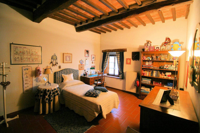 Rustico in stile Toscano con terreno e vista panoramica in vendita a Serravalle Pistoiese