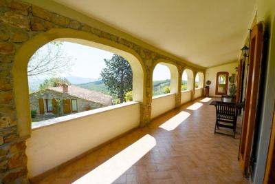Complesso immobliare di prestigio con ampio parco in zona panoramica in vendita a Roccastrada
