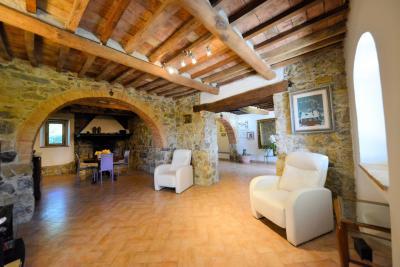 Complesso immobliare di prestigio con ampio parco in zona panoramica in vendita a Roccastrada