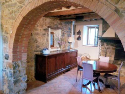 Complesso immobliare di prestigio con ampio parco in zona panoramica in vendita a Roccastrada