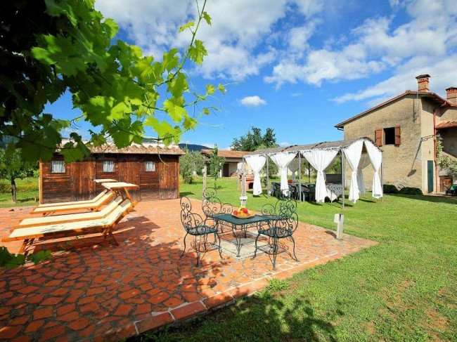 Complesso immobiliare di tipo rustico con vigneto uliveto piscina e annessi in vendita a Terranuova Bracciolini