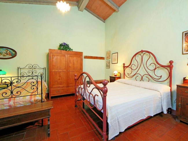 Complesso immobiliare di tipo rustico con vigneto uliveto piscina e annessi in vendita a Terranuova Bracciolini
