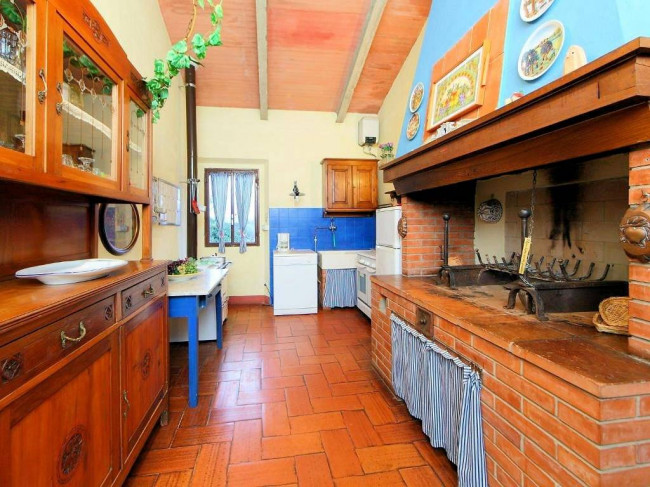 Complesso immobiliare di tipo rustico con vigneto uliveto piscina e annessi in vendita a Terranuova Bracciolini