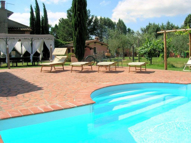Complesso immobiliare di tipo rustico con vigneto uliveto piscina e annessi in vendita a Terranuova Bracciolini