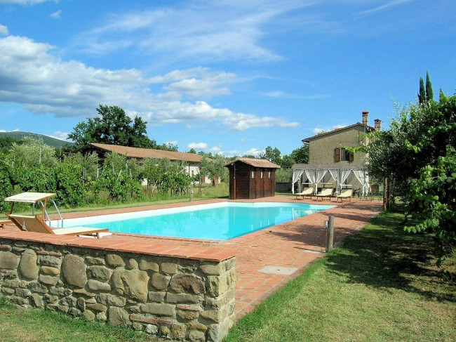Complesso immobiliare di tipo rustico con vigneto uliveto piscina e annessi in vendita a Terranuova Bracciolini