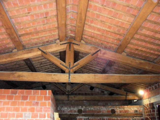 Complesso immobiliare di tipo rustico con vigneto uliveto piscina e annessi in vendita a Terranuova Bracciolini