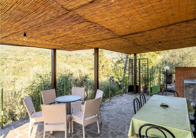 Rustico con ampio terreno e vista panoramica in vendita a Pescia