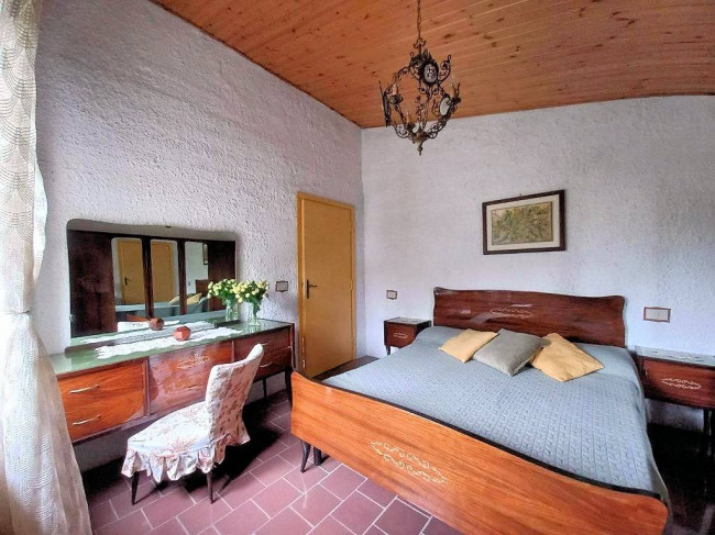 Rustico con ampio terreno e vista panoramica in vendita a Pescia
