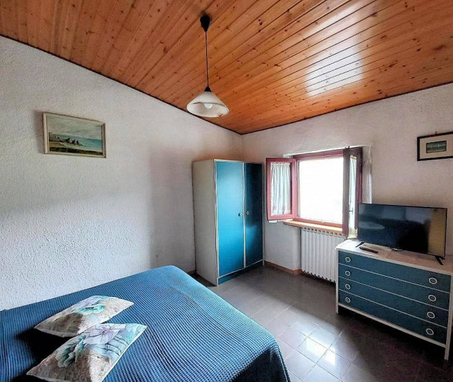 Rustico con ampio terreno e vista panoramica in vendita a Pescia