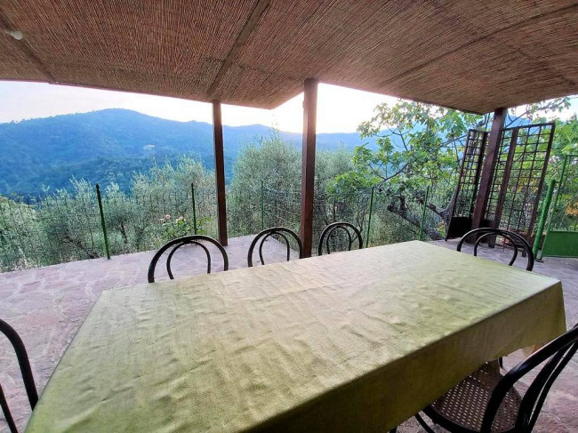 Rustico con ampio terreno e vista panoramica in vendita a Pescia