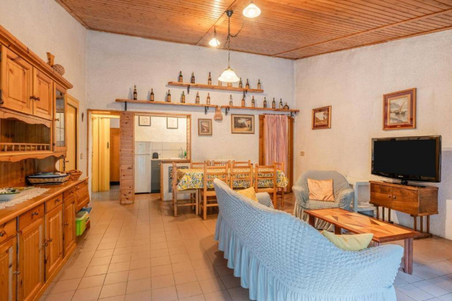 Rustico con ampio terreno e vista panoramica in vendita a Pescia