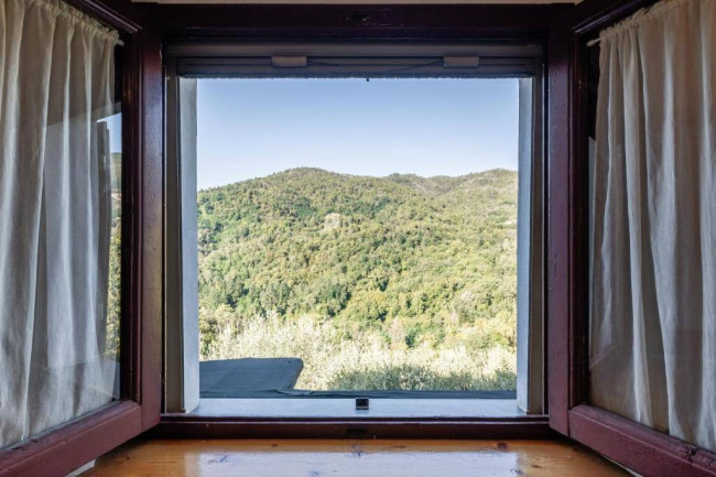 Rustico con ampio terreno e vista panoramica in vendita a Pescia
