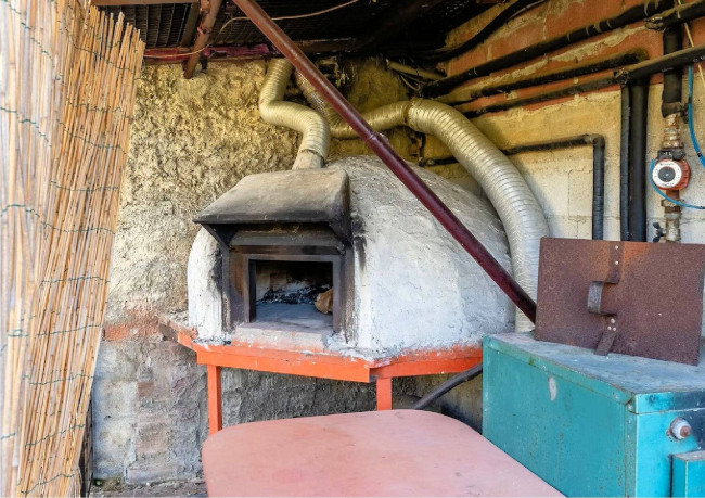 Rustico con ampio terreno e vista panoramica in vendita a Pescia