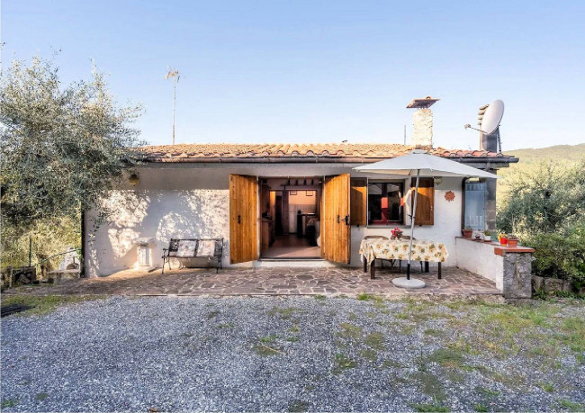 Rustico con ampio terreno e vista panoramica in vendita a Pescia