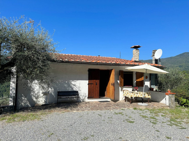Rustico con ampio terreno e vista panoramica in vendita a Pescia