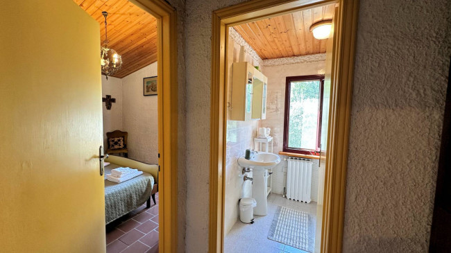 Rustico con ampio terreno e vista panoramica in vendita a Pescia