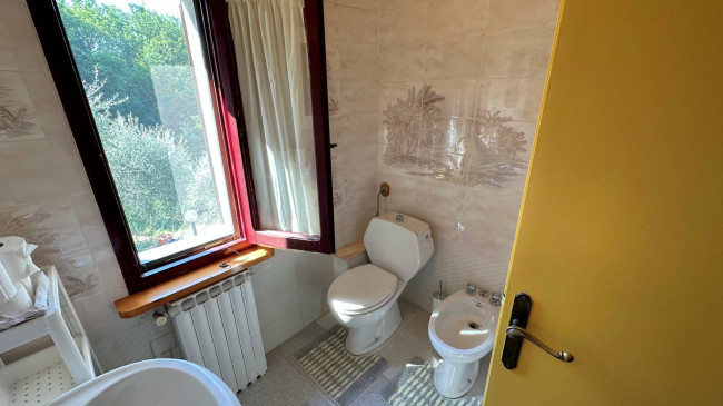 Rustico con ampio terreno e vista panoramica in vendita a Pescia