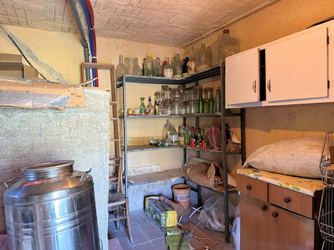 Rustico con ampio terreno e vista panoramica in vendita a Pescia