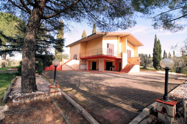 Villetta libera su quattro lati con ampio giardino in zona panoramica in vendita a Montespertoli