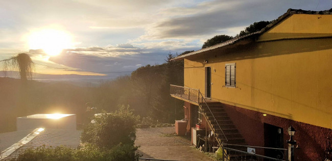 Casa indipendente ristrutturata con terreno e vista panoramica in vendita a Roccastrada