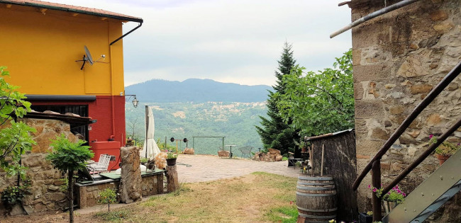 Casa indipendente ristrutturata con terreno e vista panoramica in vendita a Roccastrada