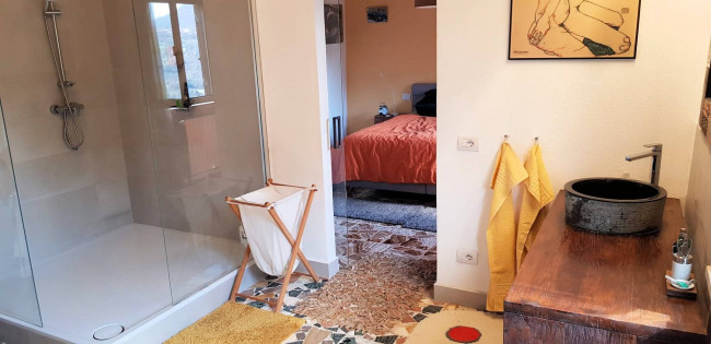 Casa indipendente ristrutturata con terreno e vista panoramica in vendita a Roccastrada