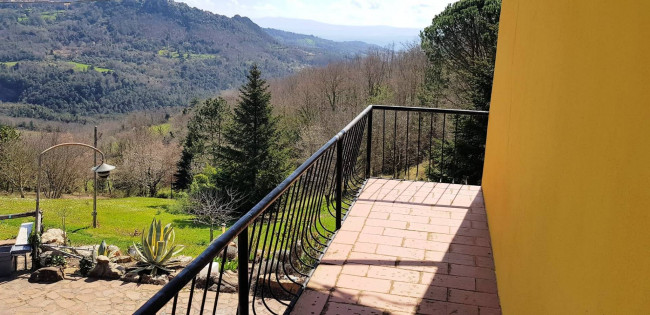 Casa indipendente ristrutturata con terreno e vista panoramica in vendita a Roccastrada