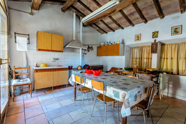 Complesso immobiliare di ampia superficie con terreno in vendita a Volterra