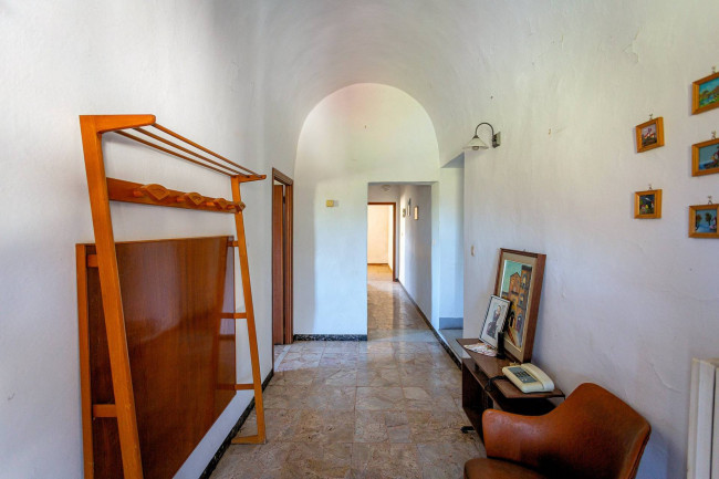 Complesso immobiliare di ampia superficie con terreno in vendita a Volterra