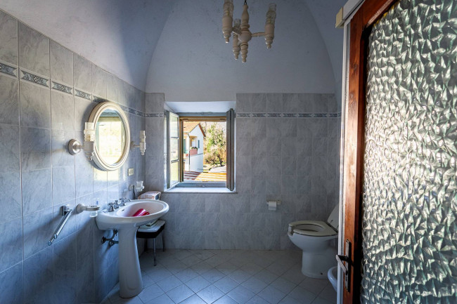 Complesso immobiliare di ampia superficie con terreno in vendita a Volterra