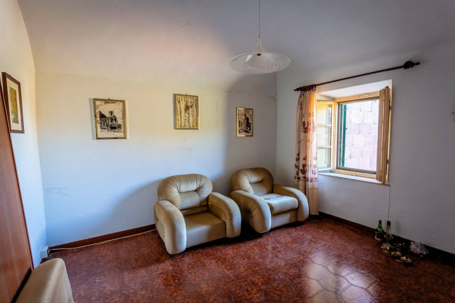 Complesso immobiliare di ampia superficie con terreno in vendita a Volterra