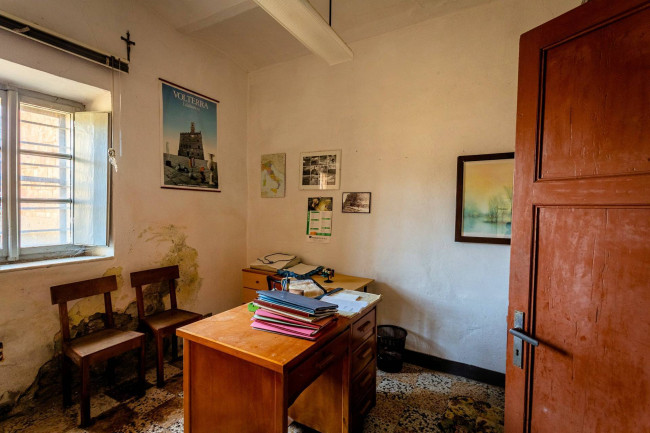 Complesso immobiliare di ampia superficie con terreno in vendita a Volterra