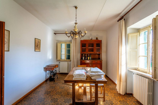 Complesso immobiliare di ampia superficie con terreno in vendita a Volterra