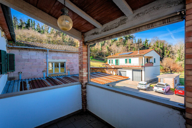 Complesso immobiliare di ampia superficie con terreno in vendita a Volterra