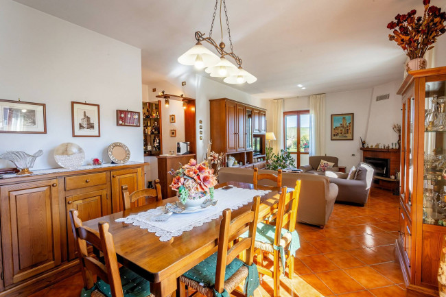 Complesso immobiliare di ampia superficie con terreno in vendita a Volterra