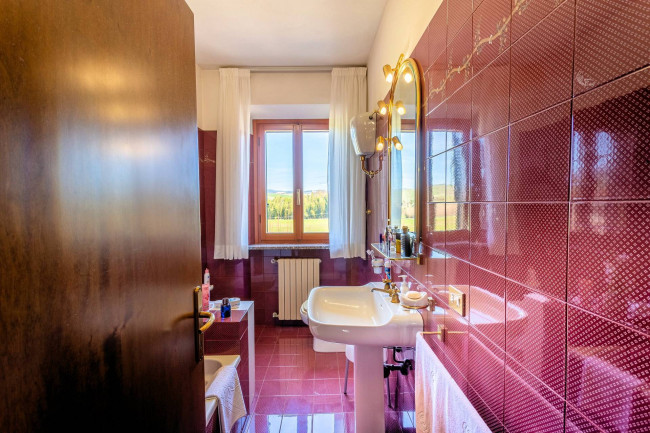 Complesso immobiliare di ampia superficie con terreno in vendita a Volterra