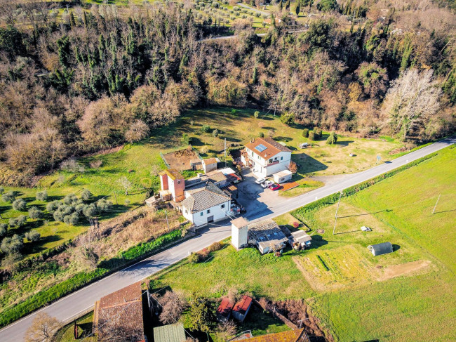 Complesso immobiliare di ampia superficie con terreno in vendita a Volterra