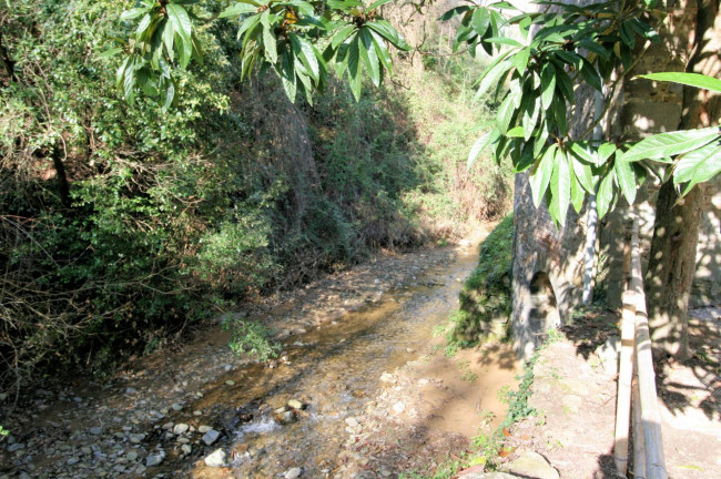 Rustico in stile Toscano con terreno in vendita a Lamporecchio